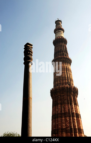 Eisen-Säule und Qutb Minar, Qutb Komplex, Mehrauli archäologischer Park, Delhi, Uttar Pradesh, Nordindien, Indien, Südasien Stockfoto