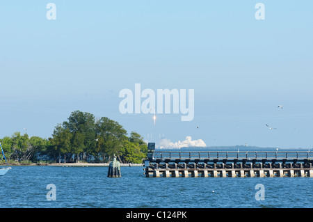 SpaceX Dragon-Raumschiff in den Low-Earth Orbit auf einer Falcon 9 Rakete um 10:43 Uhr EST von Launch Complex 40 Stockfoto