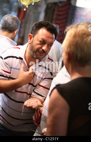 Händler versuchen, Schmuck, vorbei an Touristen zu verkaufen. Der Markt im Souk von Tunis Tunesien Afrika mit ausdrucksstarker Gestik Stockfoto