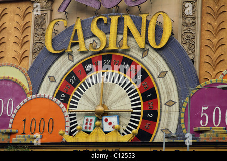 Das Rio Casino-Zeichen mit einem Rouletterad und Glücksspiel-Chips in Macau, China Stockfoto