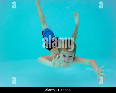 Junge, 6 Jahre alt, in einem Pool Unterwasser Stockfoto