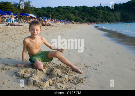 Junge, 7 Jahre alt, an einem Strand in Phuket, Südthailand, Thailand, Südostasien Stockfoto