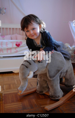 Kleines Mädchen auf der Schaukel Elefant Stockfoto