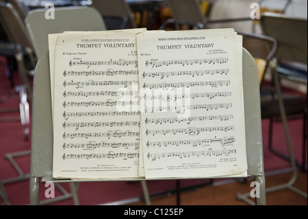 Noten auf Stand im Proberaum von Tredegar Town Band England Gwent South Wales UK Stockfoto