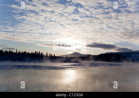 Eisnebel, Einfrieren, dämpfen, Yukon River, Golden Horn Berg hinter, in der Nähe von Whitehorse, Yukon Territorium, Kanada Stockfoto