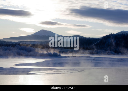 Eisnebel, Einfrieren, dämpfen, Yukon River, Golden Horn Berg hinter, in der Nähe von Whitehorse, Yukon Territorium, Kanada Stockfoto