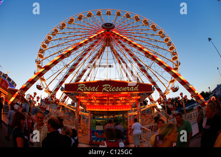 Riesenrad, Stimmung, Volksfest, Muehldorf Abend bin Inn, Bayern Stockfoto