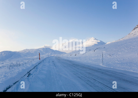 Vereiste Straße South Klondike Highway in der Nähe von Fraser, Schnee bedeckt Alpenlandschaft, White Pass, Coastal Range, Skagway verbindet Stockfoto