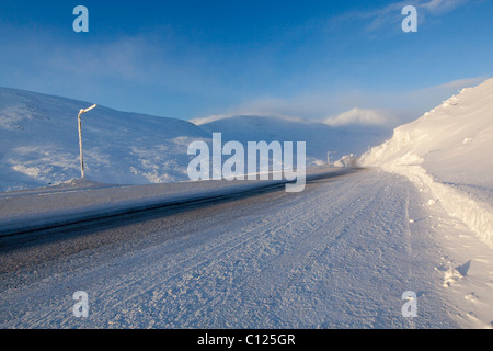 Vereiste Straße hohe Snowbank, South Klondike Highway, Schnee bedeckt Alpenlandschaft, White Pass, Coastal Range, Skagway verbindet Stockfoto