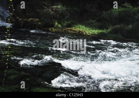 Blick auf wilden Wasserfall aus dem Käfig Stockfoto