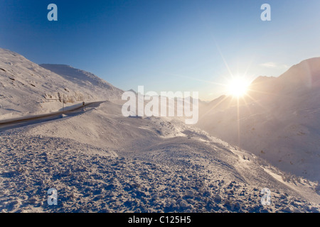 Vereiste Straße, South Klondike Highway, schneebedeckte Berglandschaft, White Pass, Coastal Range, Skagway verbindet Stockfoto