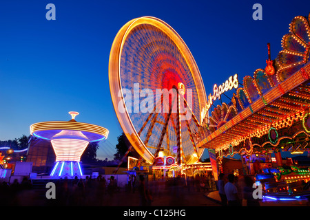 Riesenrad, Kettenkarussell, Autoscooter, Abendstimmung, Volksfest, Muehldorf bin Inn, Bayern Stockfoto
