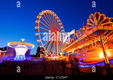 Riesenrad, Kettenkarussell, Autoscooter, Abendstimmung, Volksfest, Muehldorf bin Inn, Bayern Stockfoto