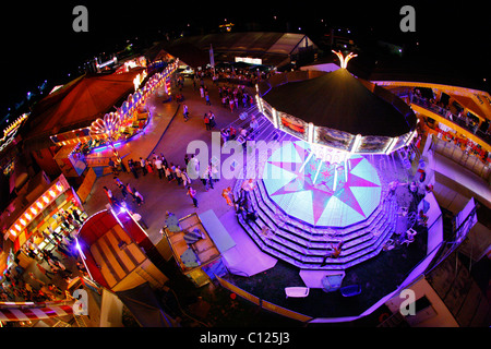 Kettenkarussell, gesehen vom Riesenrad, Abendstimmung, bin Volksfest, Muehldorf Inn, Bayern Stockfoto