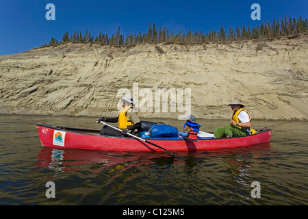 Familie mit kleinen Jungen in einem Kanu, Paddeln, Kanu fahren auf dem Teslin River, hoch geschnittene Bank, Erosion, Yukon Territorium, Kanada Stockfoto