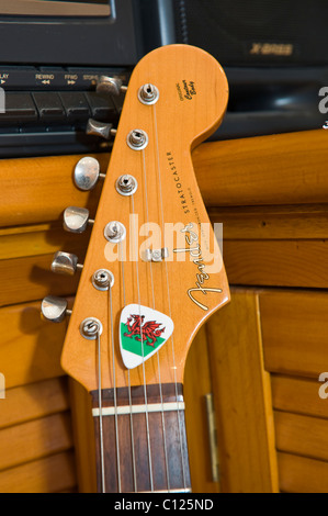 Wählen Sie Fender Stratocaster Gitarre mit walisischen roter Drache Stockfoto