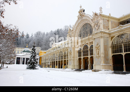 Křížový Pramen Kreuzquelle und gusseiserne Kolonnade, winterlich, Marianske Lazne, Tschechische Republik, Europa Stockfoto