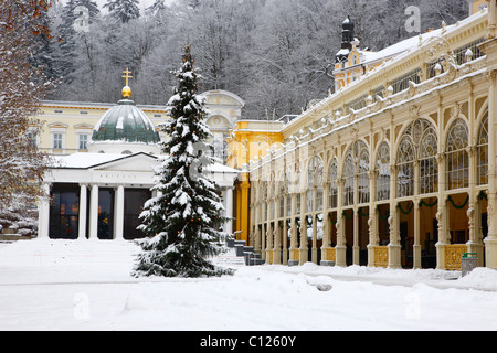 Křížový Pramen Kreuzquelle und gusseiserne Kolonnade, winterlich, Marianske Lazne, Tschechische Republik, Europa Stockfoto