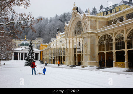 Křížový Pramen Kreuzquelle und gusseiserne Kolonnade, winterlich, Marianske Lazne, Tschechische Republik, Europa Stockfoto