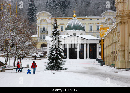 Křížový Pramen Kreuzquelle und gusseiserne Kolonnade, winterlich, Marianske Lazne, Tschechische Republik, Europa Stockfoto