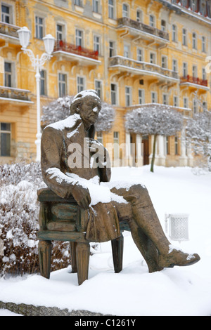 Goethe-Denkmal vor dem Goethe-Museum, winterlich, Marianske Lazne, Tschechische Republik, Europa Stockfoto