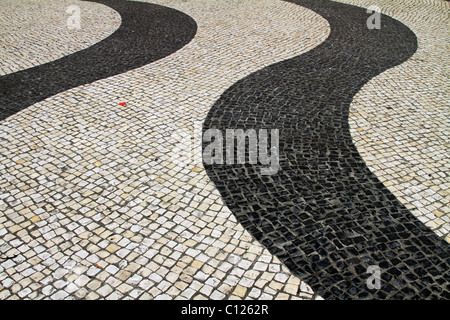 Wellenlinien in Mosaik Pflastersteine Largo tun Senado, der Senatsplatz in Macau, China. Stockfoto