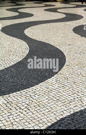 Wellenlinien in Mosaik Pflastersteine Largo tun Senado, der Senatsplatz in Macau, China. Stockfoto