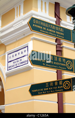 Wegweiser in der Largo Senado, der Senatsplatz. Die Zeichen sind in drei Sprachen, Chinesisch, Englisch und Portugiesisch geschrieben. Stockfoto