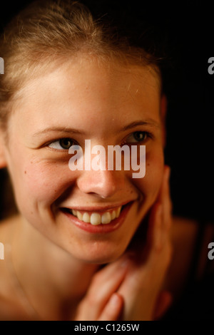 Junge Frau setzen Sie ihre Hände, Ihr Gesicht, Porträt Stockfoto