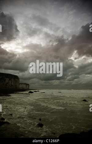 Blick auf das Meer unterhalb der Yport Klippen, bewölkten Himmel, Seegang, La Côte d'Albâtre Küste, Normandie, Frankreich Stockfoto