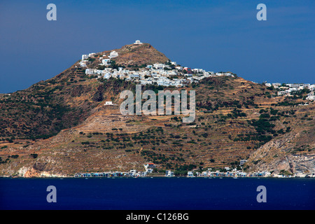 Griechenland, Insel Milos.  Blick auf Plaka, Trypiti und Klima Dörfer von Emboreios, auf der gegenüberliegenden Seite des Golfs von Milos Stockfoto
