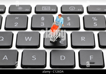 Miniatur-Abbildung mit Cart auf Tastatur, Euro-Symbol, symbolisches Bild für Online-shopping Stockfoto