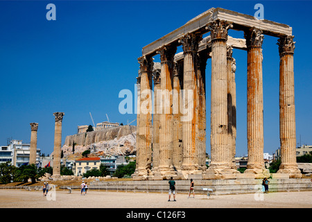 Der Tempel des Olympischen Zeus, mit Akropolis im Hintergrund. Athen, Griechenland Stockfoto