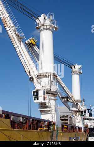 Spezialisierte Portalkränen auf die "heavy Lift Schiff" Happy Ranger Entladen von Fracht bei Montrose Schottland Stockfoto