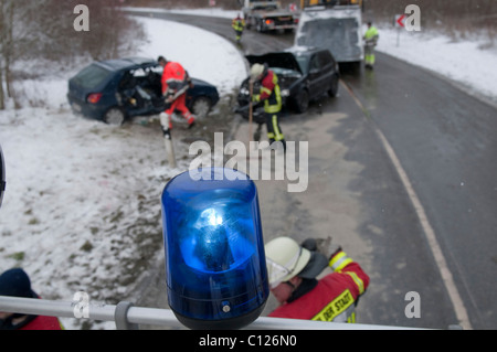 Frontalzusammenstoß zwischen einem VW Golf und Ford wegen Schnee auf der Straße L 1182 zwischen Merklingen und Hausen Stockfoto