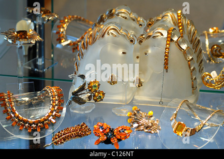 Bakelit-Schmuck in einem Display Case, Nürnberg, Middle Franconia, Bayern, Deutschland, Europa Stockfoto