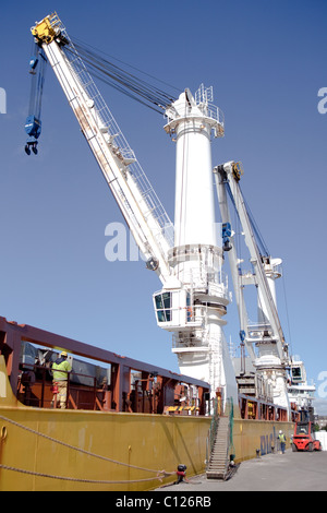 Spezialisierte Portalkränen auf die "heavy Lift Schiff" Happy Ranger Entladen von Fracht bei Montrose Schottland Stockfoto