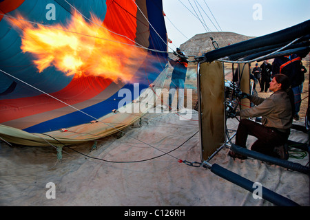 Vorbereitungen für ein Heißluft-Ballon Flug mit der einzige Frau-Pilot in Kappadokien, Türkei. Stockfoto