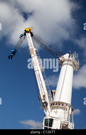 Spezialisierte Containerbrücken auf der "Heavy lift Schiff "happy Ranger Cargo bei Montrose Schottland entladen Stockfoto