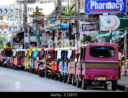 Tuk-Tuks auf einer Straße, Phuket, Thailand, Asien Stockfoto