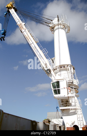 Spezialisierte Portalkränen auf die "heavy Lift Schiff" Happy Ranger Entladen von Fracht bei Montrose Schottland Stockfoto