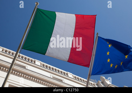 Italienisch und EU-Fahnen in London Stockfoto