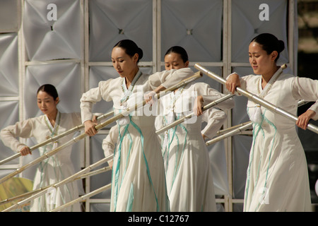 Tänzer während einer koreanischen TV-Probe Gwanghwamun Plaza in der Innenstadt von Seoul, Südkorea, Asien Stockfoto