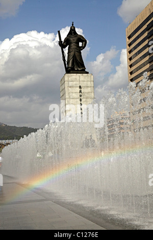 Brunnen und Regenbogen vor der Statue von Admiral Yi Sun Shin Gwanghwamun Plaza in der Innenstadt von Seoul, Südkorea, Asien Stockfoto