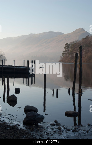 Silhouette Steg am Derwent Water an einem nebligen Morgen Januar Stockfoto