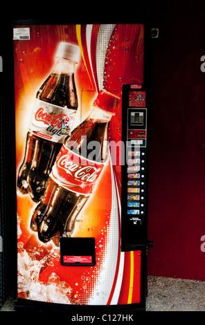 Coca Cola trinkt Maschine beleuchtet Stockfoto