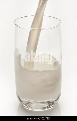 Spritzer Milch aus dem Glas auf weißem Hintergrund Stockfoto