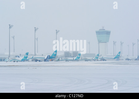 Schnee, Winter, Air Dolomiti Flugzeuge, Kontrollturm, Ost-Schürze, Flughafen München, MUC, Bayern, Deutschland, Europa Stockfoto