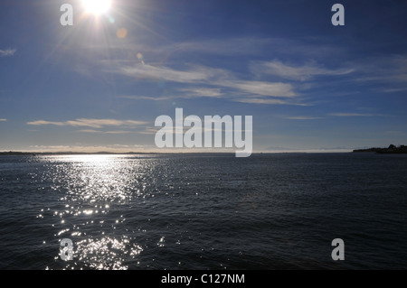 Blauer Himmel weiße Wolke Sonne-Sterne Silhouette Ansicht von Chacao Kanal west in Richtung Anden erhebt sich über der Küste Nebelbank, Chiloé, Chile Stockfoto