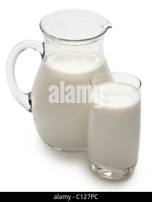 Glas und Glas Milch auf weißem Hintergrund... Datei enthält einen Pfad zu schneiden. Stockfoto